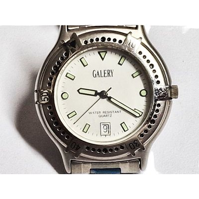 שעון GALERY לנשים. שעון לנשים קוטר - 3.5 ס"מ קלאסי יפיפה. לא נבדק תקינותו. ככל הנראה צריך החלפת סוללה