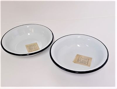 שתי צלחות מצופות אמייל
. צלחות חדשות ממש בסגנון וינטג' . 
קוטר - 20 ס"מ 
סה"כ גובה הצלחת - 4 ס"מ