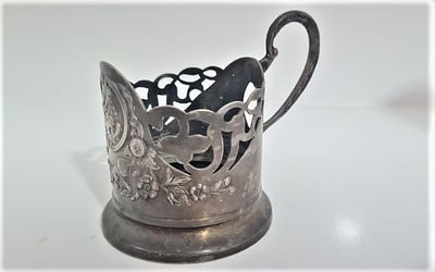 כלי מחזיק לכוס זכוכית ישן עשוי מתכת לשתייה חמה. . כלי מחזיק עשוי מתכת מעוטרת בתחריטים : פרחים 