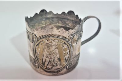 מחזיק לכוס תה חם וינטג יודאיקה' עם ריקוע של שמשון הגיבור. מחזיק לכוס חמה עם עבודת ריקוע של שמשון 