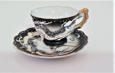 ספל תה ותחתית בציור דרקון וינטג'. מזכרות בגודל מיניאטורי גבעות קנטאקי מוריאג' 
תוצרת יפן ישן 