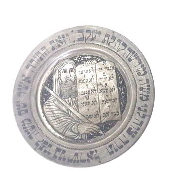 צלחת פרסית לתליה. צלחת פרסית בעבודת ריקוע מרשימה של משה רבנו ולוחות הברית. 
עשוי נחושת פרסית 