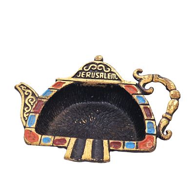 מאפרה בצורת קומקום וינטג'. מאפרת תוצרת ישאל חתומה. יציקת פליז. בתחתית חרוט ISRAEL. 
רוחב - 10 