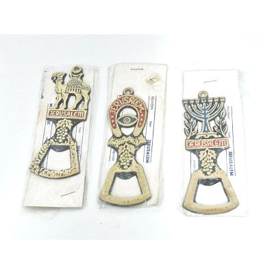 שלוש פותחנים מזכרות מירושלים. וינטג'. שלושה פותחנים באריזתם המקורית לא היו מעולם בשימוש. 
יציקת 