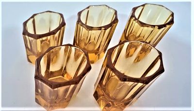 כוסיות למשקה חריף. לוט של 5 כוסיות למשקה חריף מזכוכית כתומה. וינטג' 
הכוסיות מעוצבות במראה 