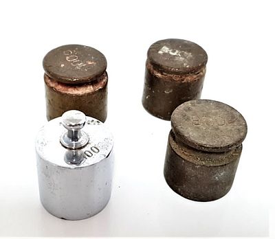 ארבע משקולות ישנים. לוט של משקולות כל אחד שוקל 100 גר'.