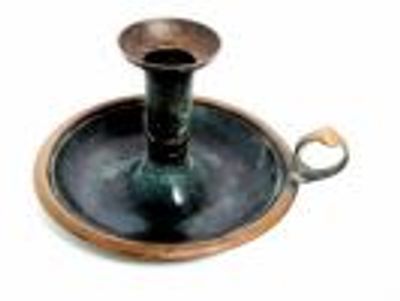 מחזיק נר ישן עם פטינה במצב טוב. 
קוטר הצלחת 15 ס"מ