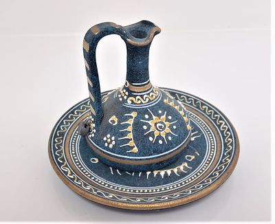 כד וצלחת עבודת יד. עבודת חמר מרשימה של כד קטן וצלחת שגם יכולה להיות תלויה על קיר. חתום עבודת יד 