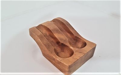 מעמד מעץ לשתי מקטרות. עבודת יד מעץ זית .קלאסי לאספני הפייפ. חתום מאחור. 
גובה - 4.5 ס"מ אורך - 13 