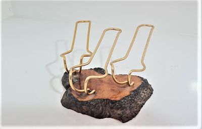 מעמד מפואר לפייפ . מעמד לשלושה מקטרות מהודר על פלטת עץ.. מאוד יפה לתצוגה או לשולחן עבודה לאוהבי 