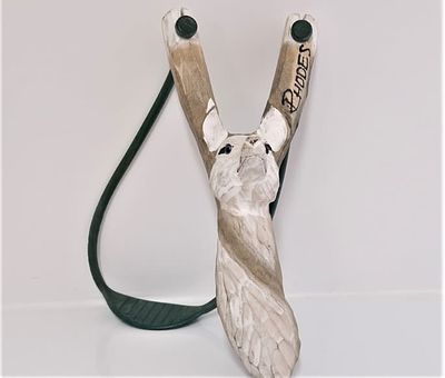 רוגטקה מעוצבת. רוגטקה מעוצבת כאייל מגולפת על עץ. זהו כלי נשק פשוט שקיים עוד מימי קדם ומשמש 