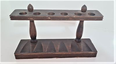 מעמד לשש מקטרות מעץ. מעמד ייצוגי לאוהבי הפייפ.. לאספנים שביננו . ווינטג' 
אורך- 25 ס"מ רוחב 