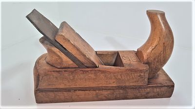 מקצוע ידני ישן עץ משמש לשיוף שכבות עץ דקות ואפילו יש כאלה שהשתמשו בתעשיית הפלסטיק. המקצוע הוא 