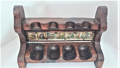 מעמד לארבע מקטורות. מעמד מעץ מסיבי תוצרת ספרד , מיועד לארבע מקטרות , וינטג' המצב טוב. לאספנים. 