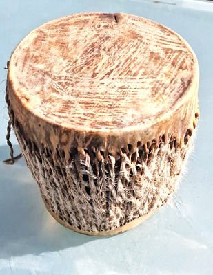 תוף אפריקאי ישן. תוף ישן מעור של בהמה מיוחד במינו. 
גובה -18.5 ס"מ 
קוטר - 17 ס"מ