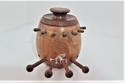 מעמד לפייפ מהודר מעץ וינטג'. מעמד מעץ מהודר עם מכסה ויכולת קיבול לאחסון טבק. מעמד מאוד ייצוגי 