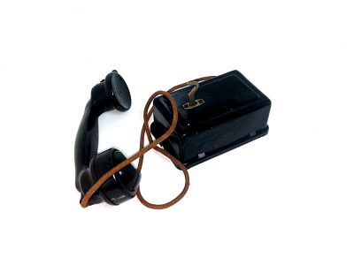 טלפון לתליה על קיר ישן. טלפון מהמאה הקודמת עשוי בקליט ישנה 
אורך 15 ס"מ 
רוחב 8 ס"מ 
עובי 6 ס"מ