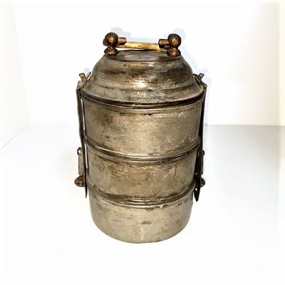 שלושה מכלי אוכל הערומים זה על זה עותמני . מספר מכלי אוכל הערומים זה על זה להבאת אוכל ... 