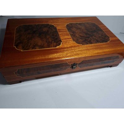 קופסה מהודרת לכלי אוכל יוקרתיים מעץ איכותי. קופסה יוקרתי מעץ איכותי מבריקה במצב מעולה .נועדה 