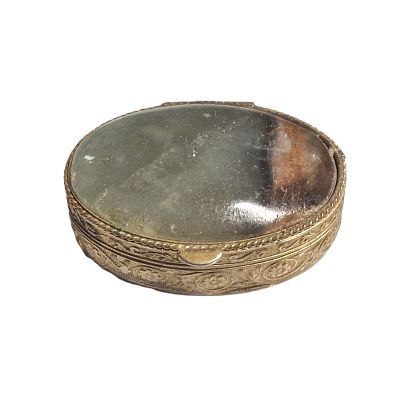 קופסה לכדורים וינטג'. קופסה אובלית דקורטיבית עשויה פליז מוזהב עם עבודת תבליט סביב 
עם אבן חן על 