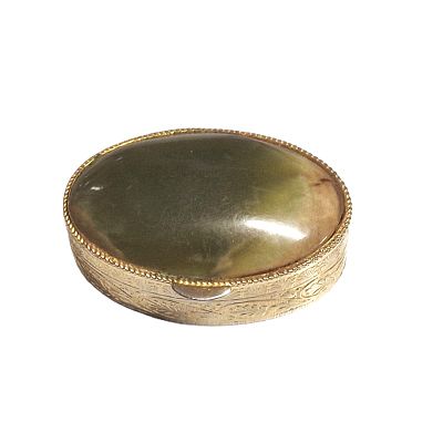 קופסה לכדורים וינטג'. קופסה אובלית עשויה פליז מוזהב עם אבן חן על המכסה. 
אורך - 5.2 ס"מ 
רוחב - 