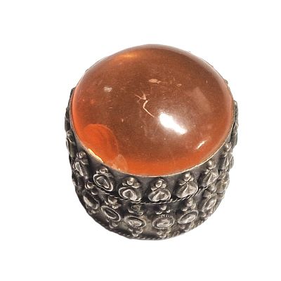 קופסת טבק וינטג'. עשוי מתכת עם הלחמה של תבליטים דקורטיביים. מכסה הקופסה עם יציקת פלסטיק מעוגלת. 