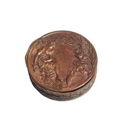 קופסה לטבק או לכל דבר אחר וינטג'.
. קופסה מעוצבת עם תבליט יפה , אך היא לא נסגרת חזק כלל. 
קוטר - 