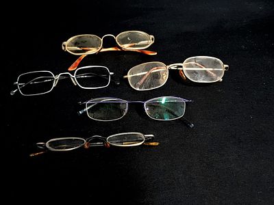 5 זוגות משקפיים כאשר אחד מהם זה רק המסגרת המצב טוב מאוד