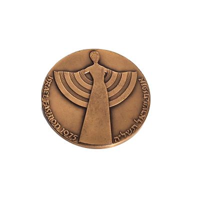 מדלית ברוזה. אופנת ישראל תשל"ה 1975 
מסחר המסחר והתעשיה 
קוטר - 60 מ"מ 
משקל - 95 גר'