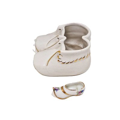 נעל מיניאטורית LIMOGES חתום וזוג נעלים פורצלן. שני פריטים וינטג' . 
האחד נעל בודדה תוצרת צרפת 