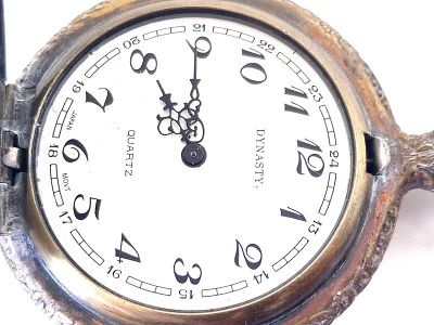 שעון כיס DYNASTY. שעון QUARTZ תוצרת יפן. לא נבדקה תקינותו. 
קוטר לוח השעון - 3.5 ס"מ