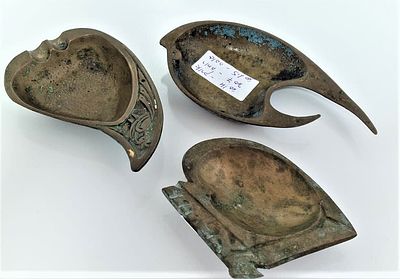 3 מאפרות תוצרת ישראל. מאפרה בצורת דג אורך 14, רוחב 7, גובה 1.5 חתום - DAYAGI 
מאפרה שנייה עם 