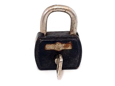 מנעול ישן עם מפתח. 
גובה המנעול כולל הלולאה - 5 ס"מ 
רוחב - 4 ס"מ 
אורך המפתח - 3 ס"מ