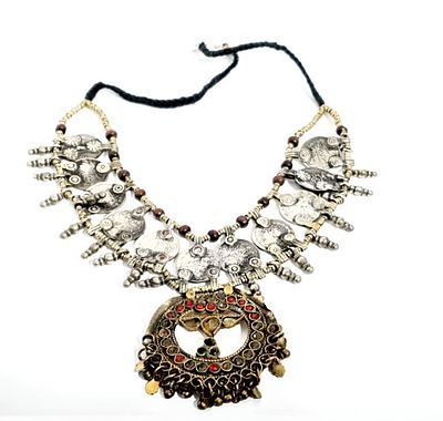 תכשיט תימני אותנטי עבודת יד . ענק מאוד יפה תימני עבודת יד שזור בחרוזים ובמטבעות ובמרכזו תליון 