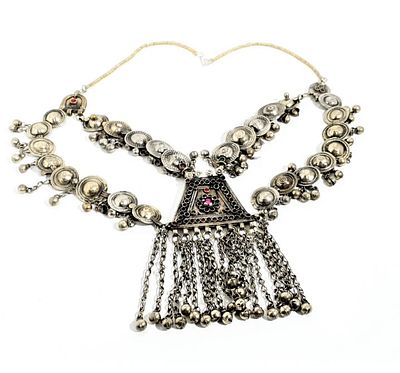 ענק אפגני מיוחד וינטג'. ענק אפגני גדול ומרשים במיוחד.. מלא באבנים צבעוניות ובפעמונים יפיפייה. 