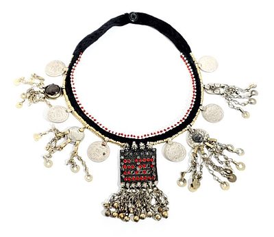 תכשיט אפגני עבודת יד. תכשיט מרהיב ביופיו עבודת יד אפגני, במרכזו מחובר תליון שמודבקות בו אהני 