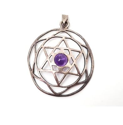 תליון מגן דוד מעוצב מכסף. תליון חתום משובץ באבן סגולה 
קוטר - 3.5 ס"מ 
משקל - 5.1 גר'