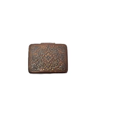 קופסת טבק וינטג'. קופסת טבק מעוטרת עשויה פליז .נסגרת חזק 
אורך - 4.4 ס"מ 
רוחב - 3.4 ס"מ 
גובה - 