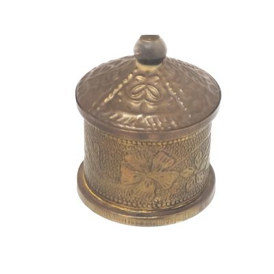 קופסה מעוטרת מפליז. פריט מענין, הקופסה נפתחת משני הצדדים 
מרוקעת . 
גובה - 5 ס"מ כולל המכסה 