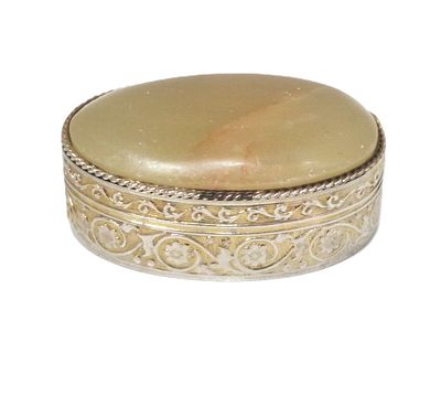 קופסת גלולות וינטג'. קופסה אובלית עשויה פליז עם אוניקס ירוק. 
אורך - 5 ס"מ 
רוחב - 3 ס"מ 
גובה - 