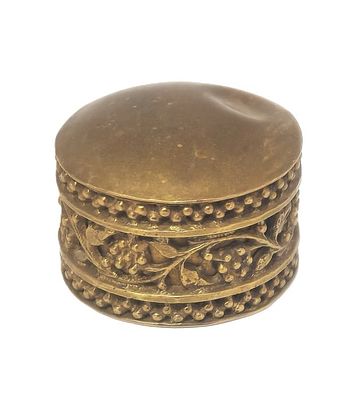 קופסת פליז מעוטרת . קופסה מיוחדת מתאימה לטבק או לכדורים 
קוטר - 4.5 ס"מ 
גובה - 2.5 ס"מ 
ישנה 