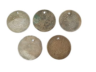 לוט תליונים ממטבעות עות'מאניות. מטבעות עות'מאניות ישנות ומשופשפות, 
מחוררות בחלקן העליון והן כעת 