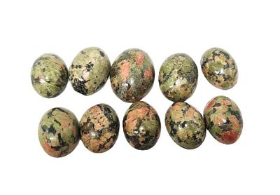 אבני חן אונקיט. אונקיט היא אבן טבעית הנחשבת לבעלת אנרגיה חזקה ומאוזנת. 
משתמשים בה לריפוי רגשי 