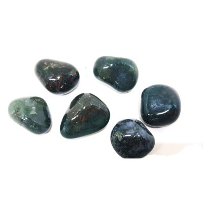 לוט אבני חן. אבני דם סוג של קורץ. הם בצבע ירוק ככה עם גוון אדום או חום הכתמים האדומים נוצרים 