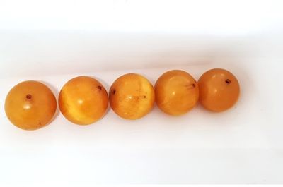 חרוזי ענבר דחוס. חרוזים ישנים גדולים 
קוטר 2.3 ס"מ