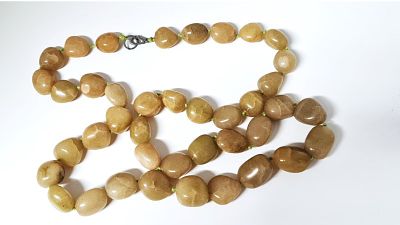 שרשרת מאבני חן ג'ייד. אבן ג'ייד בעלת סגולות רבות ביניהם היא מרגיעה ומסייעת להפחית מתח וחרדה. 