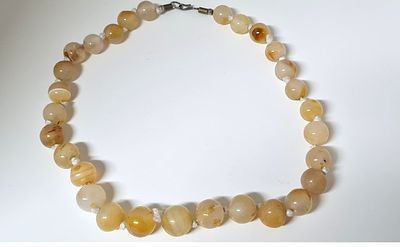 שרשרת מאבני חן . השרשרת שזורה מאבני אגת. 
האגת נחשבת לאבן מרגיעה המביאה שלווה ורוגע 
לפי הגוונים 