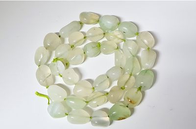 שורה של אבני חן פרנייט. פרנייט היא אבן חן ירוקה בהירה לעיתים שקופה ולעיתים מעוננת. 
סגולות רבות 