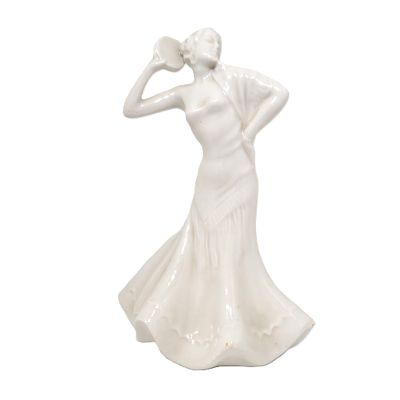 רקדנית ספרדית מפורצלן. פריט מיוחד וקלאסי. 
גובה - 23 ס"מ 
רוחב השמלה - 15 ס"מ