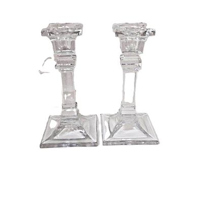 זוג פמוטים מקריסטל. פמוטים בקו נקי 
גובה - 15 ס"מ 
רוחב ואורך של הבסיס - 7.5 * 7.5 ס"מ 
באחד 